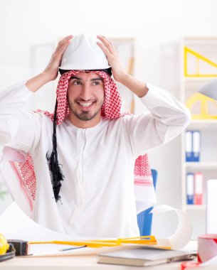 Arap mühendis yeni proje üzerinde çalışıyor