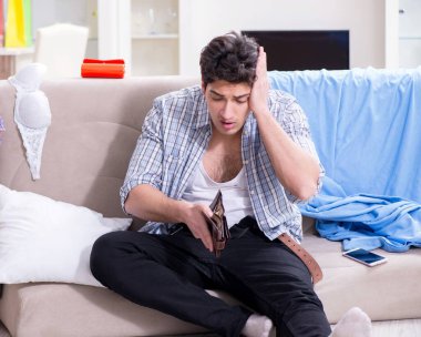 Ev partisinden sonra evde dağınık bir adam