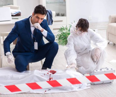 Adli tıp dedektifi suç mahallinde.