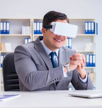 Modern teknolojide sanal gerçeklik gözlüklü bir iş adamı.