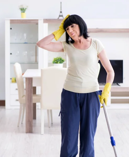 Vecchia donna matura stanca dopo le faccende domestiche — Foto Stock