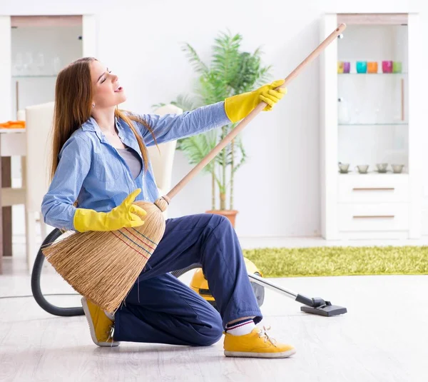 Giovane donna pulizia pavimento a casa facendo faccende domestiche — Foto Stock