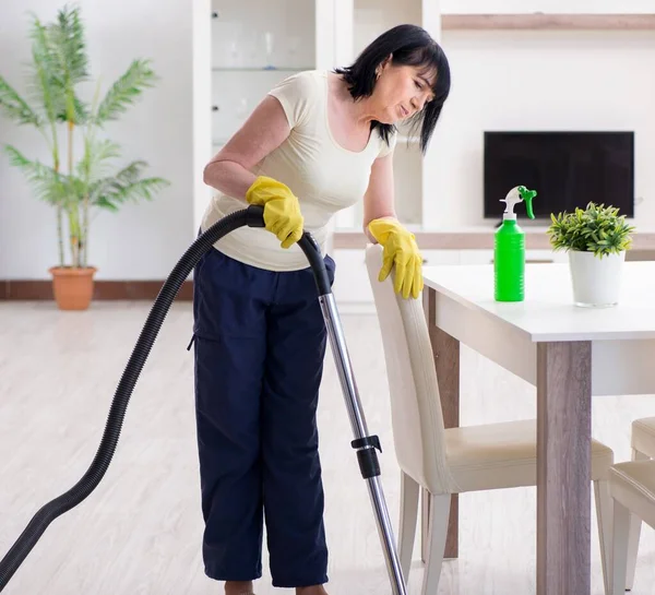 Senior anciana cansada después de la casa de limpieza al vacío — Foto de Stock