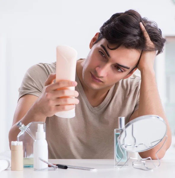 Jeune homme beau qui regarde dans le miroir — Photo