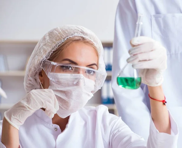 Ung kvinna kemist arbetar på kliniken lab — Stockfoto