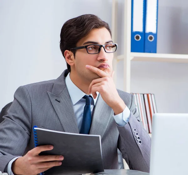 Jeune homme d'affaires beau employé travaillant au bureau au bureau — Photo