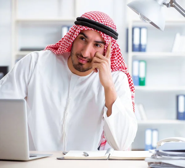 Uomo d'affari arabo che lavora in ufficio — Foto Stock