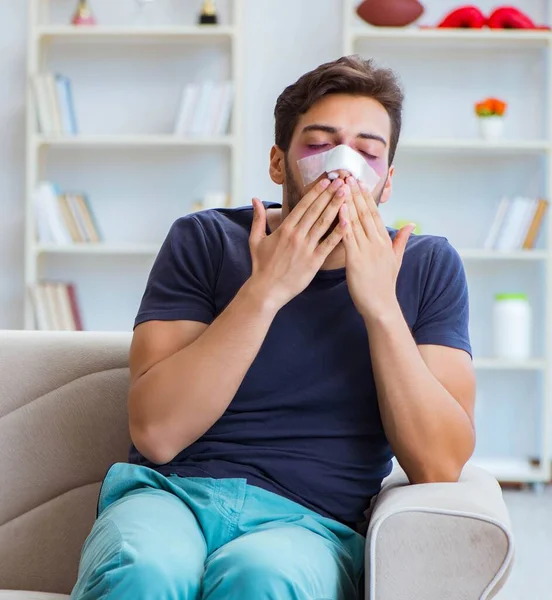 Ung man återhämtar sig hemma efter plastikkirurgi näsa — Stockfoto