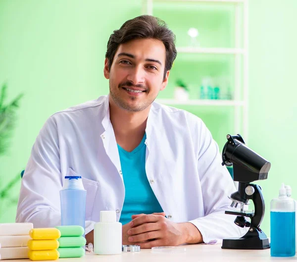 Jabón de prueba de químicos en el laboratorio —  Fotos de Stock