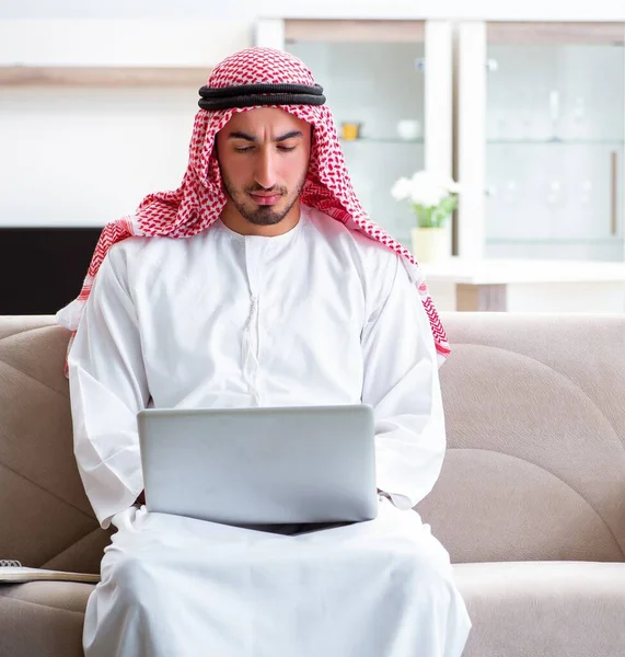 Arap adam evde çalışıyor. — Stok fotoğraf