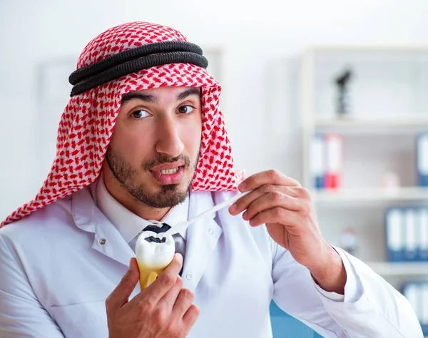 Un dentiste arabe travaille sur un nouvel implant dentaire — Photo