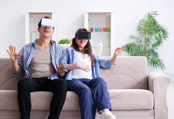 Jovem casal tentando óculos de realidade virtual — Fotografia de Stock