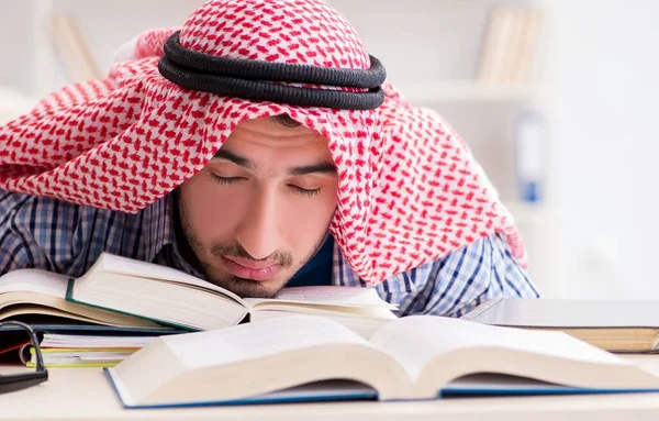 Studente arabo preparazione per gli esami universitari — Foto Stock