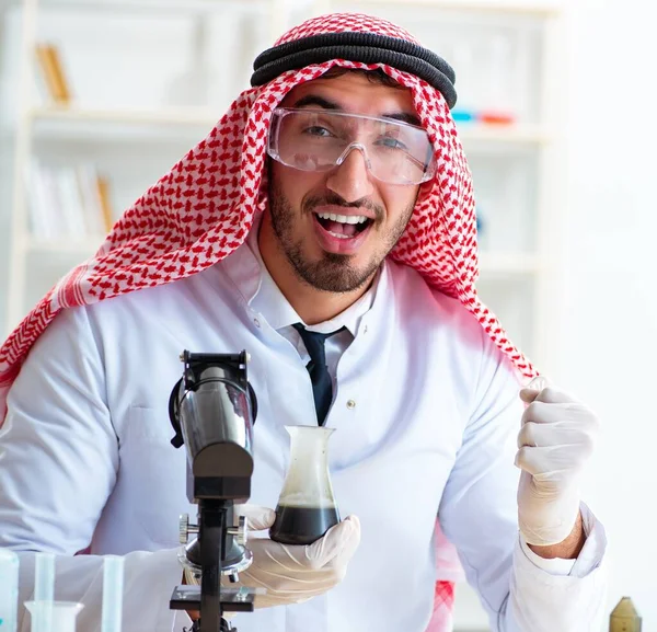 石油ガソリンのアラブ化学者のテスト品質 — ストック写真