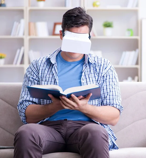 Frilansande elev med virtuella verklighetsglasögon hemma — Stockfoto