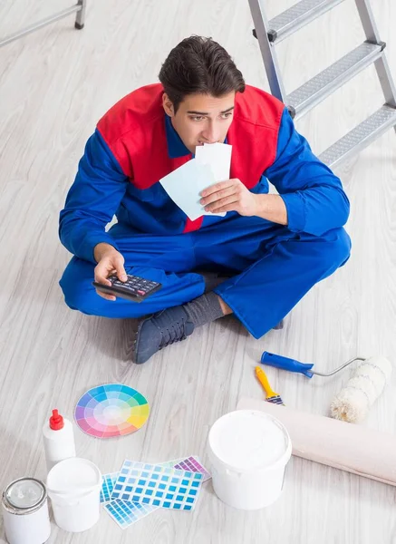 Jovem pintor tentando combinar cores para o trabalho de pintura — Fotografia de Stock