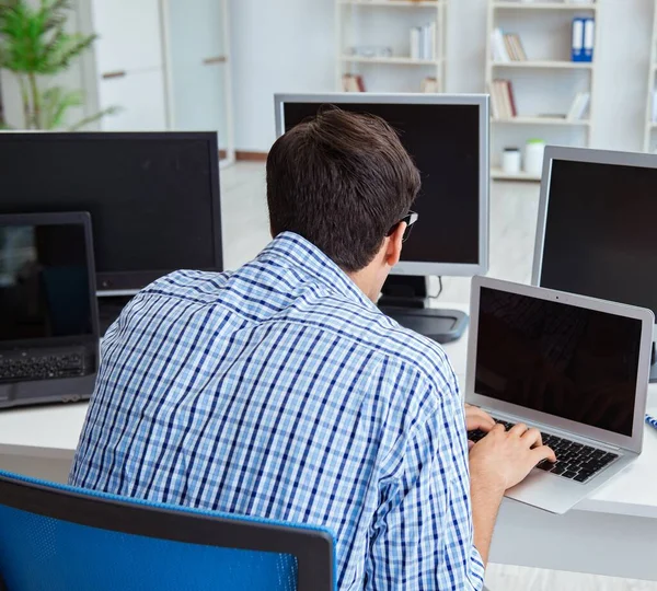 Affärsman som sitter framför många skärmar — Stockfoto