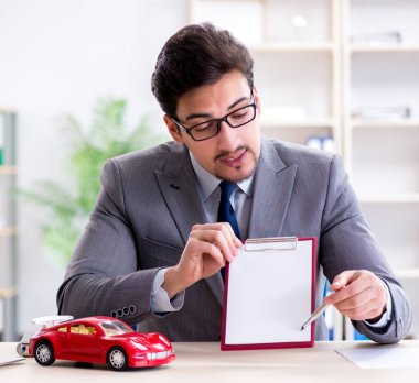 Ajan araba sigortası öneriyor.