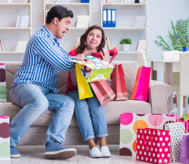 Alışveriş yaptıktan sonra genç çift.