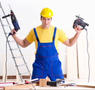 Kat tamircisi işinden memnun değil.