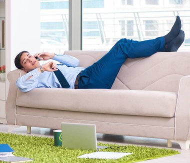 İş adamı eve iş getirip fazla mesai yapıyor.