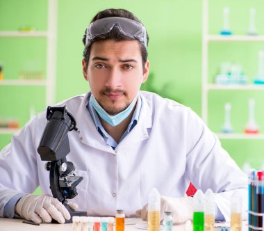 Laboratuvarda çalışan bir kimyager.