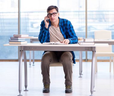 Eski sevgilisine kitap hazırlayan öğrenci boş kütüphanede okuyor