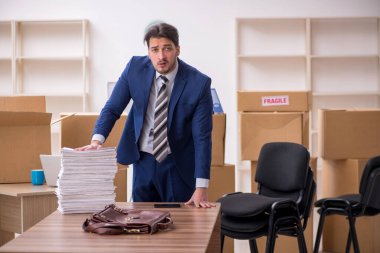 Taşınma konseptinde çalışan genç bir erkek.