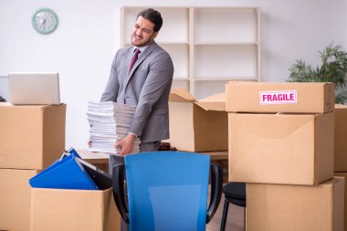 Taşınma konseptinde çalışan genç bir erkek.