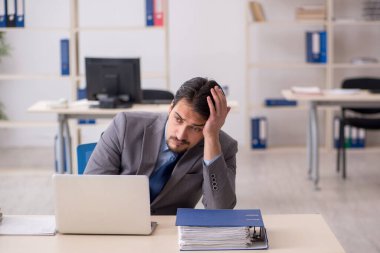 Ofiste çalışan genç bir erkek.