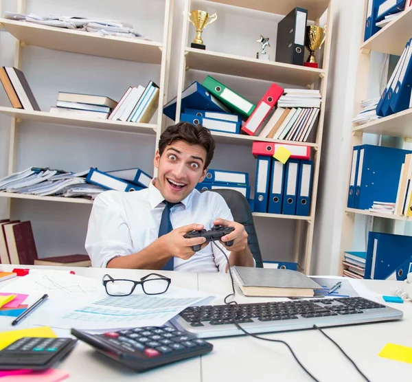 Employee playing computer games in the office — Stock Photo, Image