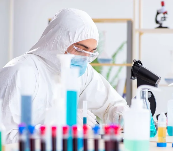 Jovem estudante de química que trabalha em laboratório em produtos químicos — Fotografia de Stock