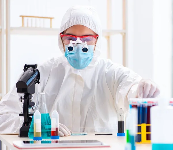 Jeune étudiant chimiste travaillant en laboratoire sur les produits chimiques — Photo