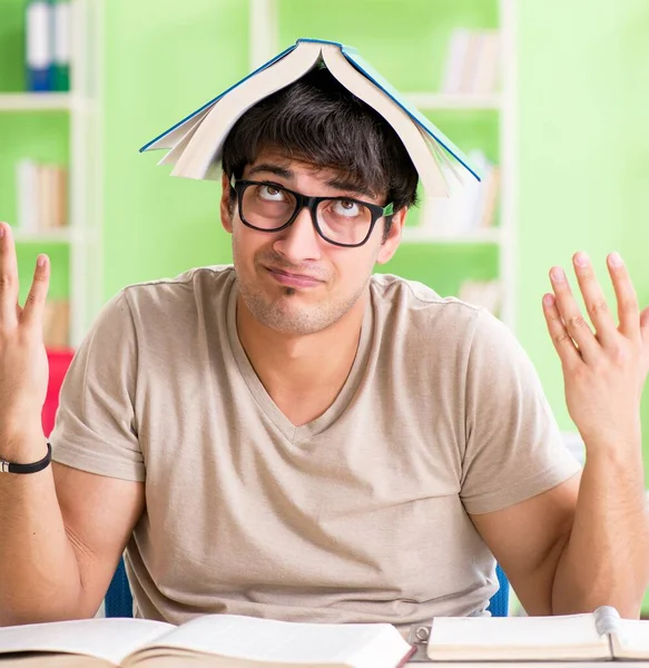 Estudiante preparándose para exámenes universitarios — Foto de Stock