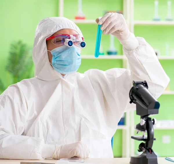 Chemicus werkt in het lab aan nieuw experiment — Stockfoto