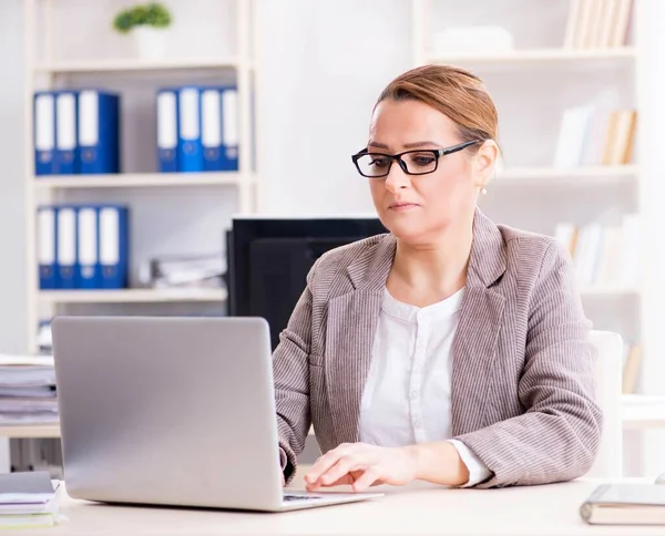 Zakenvrouw werknemer werkzaam in het kantoor — Stockfoto