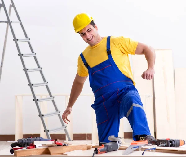 Kat tamircisi işinden memnun değil.