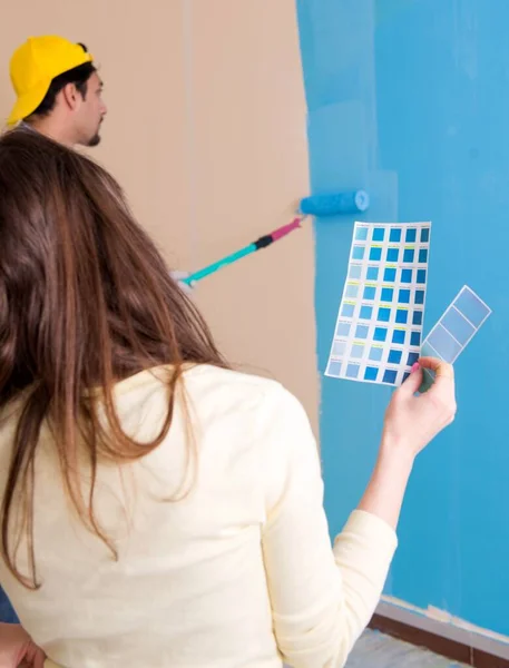 Esposo y esposa haciendo renovación en casa —  Fotos de Stock