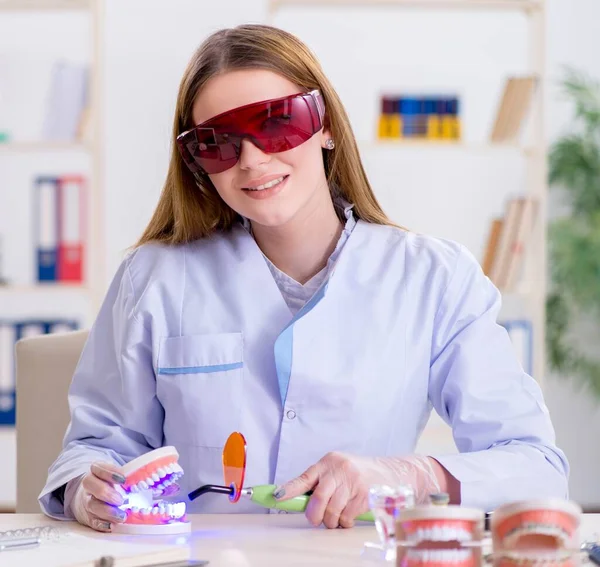 Student der Zahnmedizin übt Fähigkeiten im Klassenzimmer — Stockfoto