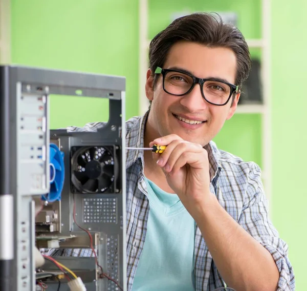 Engenheiro de informática reparar desktop quebrado — Fotografia de Stock