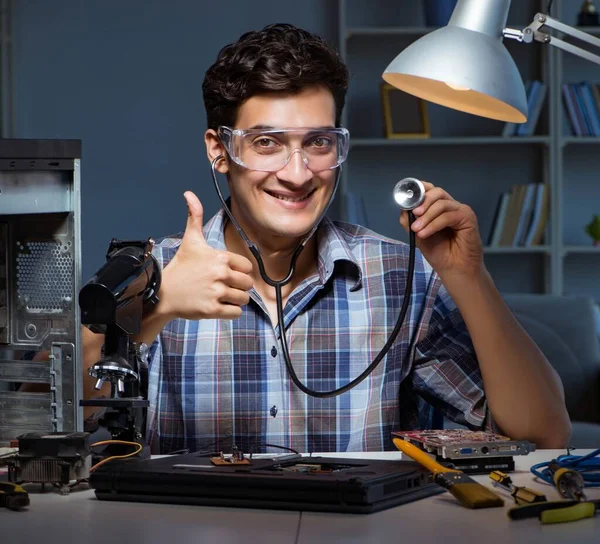 Concepto de reparación de computadoras con hombre inspeccionando con estetoscopio — Foto de Stock