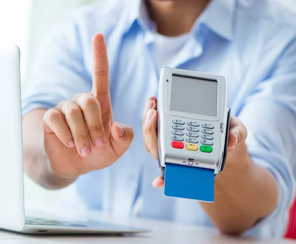 Man processing credit card transaction with POS terminal — Stock Photo, Image