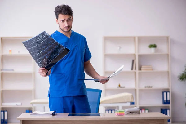 Klinikte çalışan genç bir erkek radyolog. — Stok fotoğraf