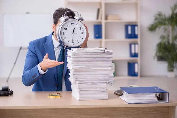Fiatal férfi alkalmazott időgazdálkodás koncepció az irodában — Stock Fotó