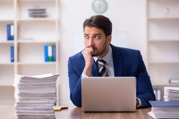 Ung manlig anställd missnöjd med överdrivet arbete på kontoret — Stockfoto