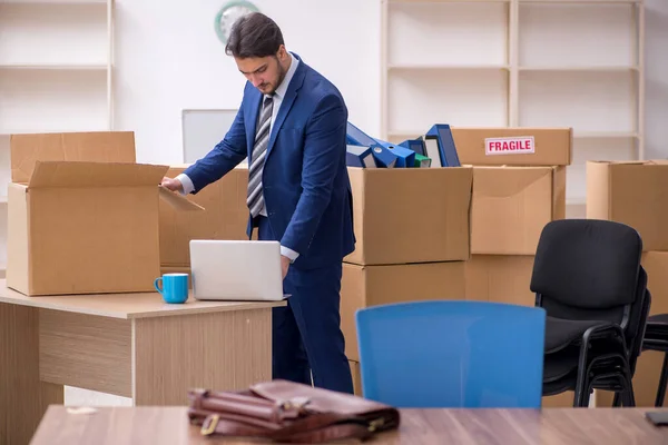 Joven empleado masculino en concepto de reubicación —  Fotos de Stock