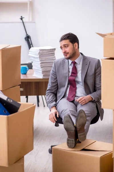 Joven empleado masculino en concepto de reubicación —  Fotos de Stock