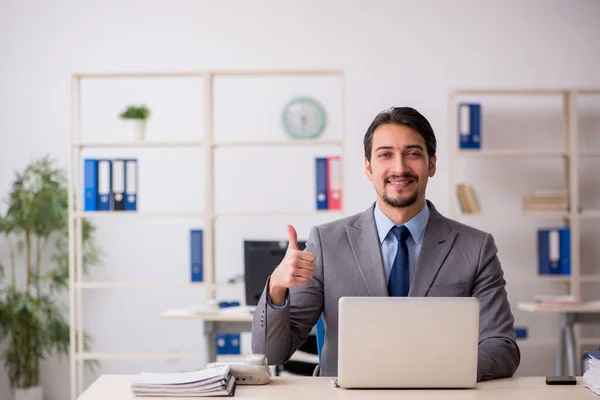 Jonge mannelijke werknemer werkzaam in het kantoor — Stockfoto