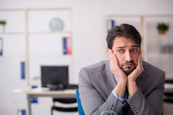 Junge männliche Mitarbeiter im Zeitmanagement-Konzept — Stockfoto