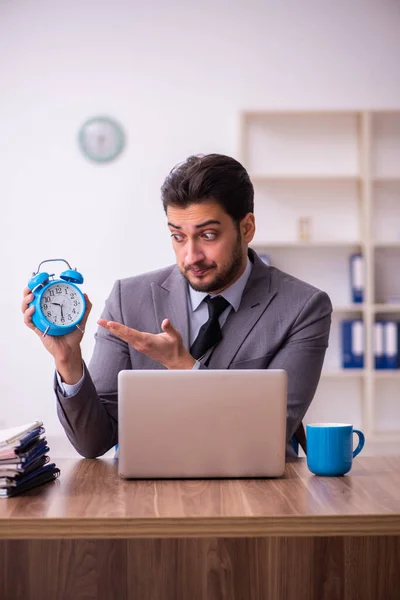 Jovem empresário empregado no conceito de gestão de tempo — Fotografia de Stock